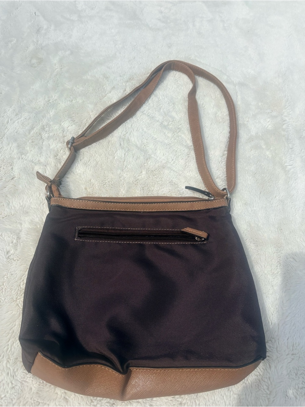 Roots Brown Crossbody Bag – Classic Heritage Leather Look | Everyday Minimalist - Picture 4 of 8